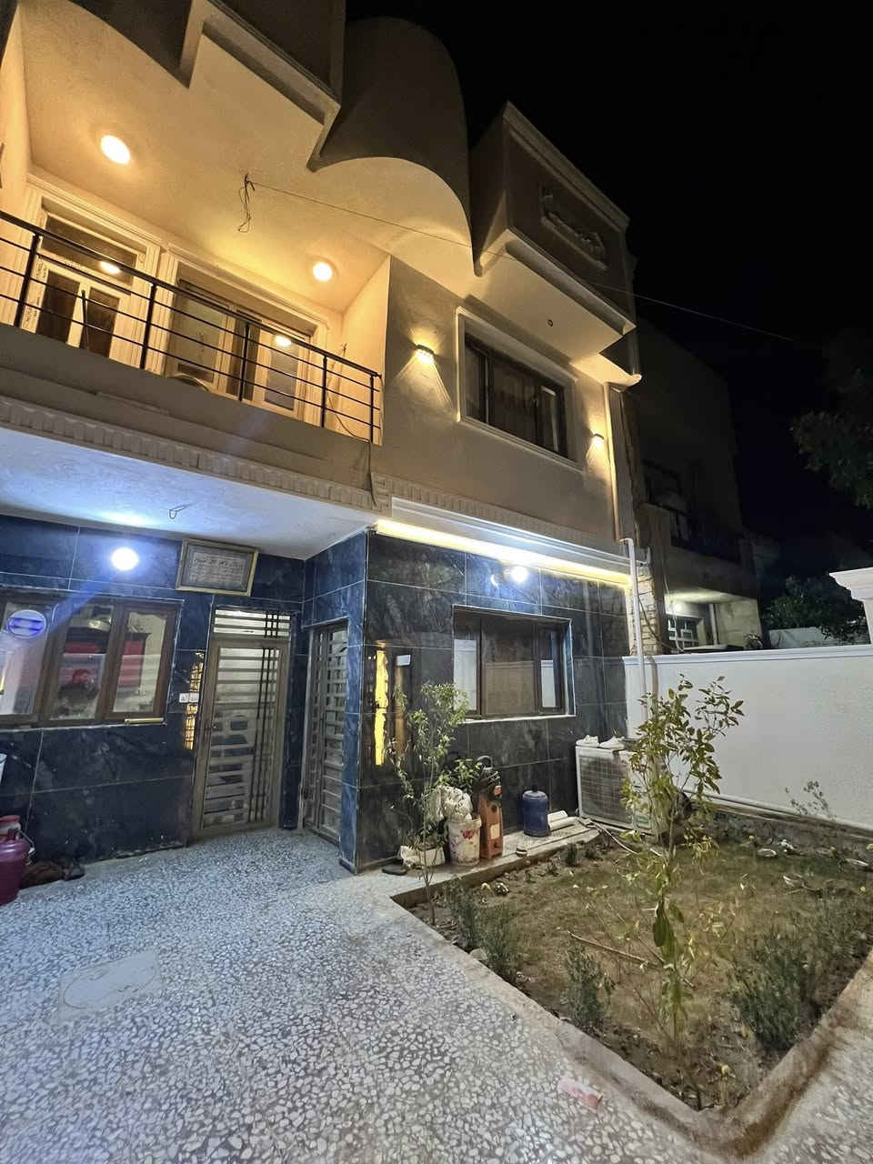 بسم الله الرحمن الرحيم

للبيع للبيع …

بيت للبيع المساحه 150 م  واقع حال 160 متر في منطقه الحسينيه الضباط خلف الشارع العام من جهه مدخل التكسيات البيت متكامل مابي اي نقص الحمد الله يتكون من مدخلين وحديقه وحمام خارجي استقبال كبير ومطبخ وصاله كبيره وحمام شرقي وغربي ومنور وغرفتين نوم وحده منهن سويت داخلي وترك بلخير على عرض البيت والطابق الثاني غرفتين نوم وصاله وحمام البيت كله شبابيك بيبان الألمنيوم وبي مجال بناء بعد غرفتين والسطحين  اشتايكر منظومه الماء والكهرباء كله جديد واي استفسار الاتصال *********** ) 
السعر (157) بمجال بسيط لشراي تحياتي الكم
