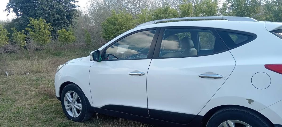 سلام عليكم توسان ٢٠١٢ بيها جاملغ مبدل وشويه صبغ بالبنيد فقط رقم سليمانيه باسمي تحويل مباشر للتواصل ***********او ***********
