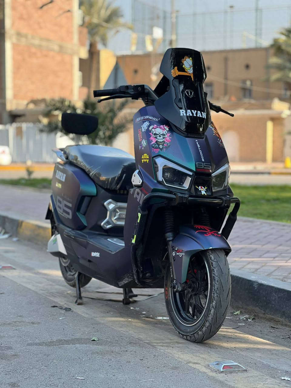 سلام عليكم شباب دراجه البيع استخدام 10 يوم فقط وصل الشراء موجود ابسمي 📢 الصاعقة ⚡ وحش من وحوش الشارع 
✨ إصدار جديد موديل 2026 – بشكل أجرأ وأقوى من أي وقت مضى!

🔰 المواصفات الفنية: 🔸 محرك عملاق حقيقي 2000 واط
🔸 6 بطاريات كبار كرافين كاربون جل مسطرة أصلية (35 أمبير / 72 فولت)
🔸 ميزة تحكّم بالسرعات 1 / 2 / 3 /4لتتناسب مع كل أسلوب قيادة
🔸 شاشة كبيرة (آيباد) لعرض السرعة والمعلومات
🔸 كشافات أمامية LED دائرية بإضاءة فائقة
🔸 ميزة TTFR – RECHARGE SYSTEM عند استخدام البريك (نظام ذكي لتوفير الطاقة)
🔸 قفل سرعة لتثبيت القيادة
🔸 بريك هايدروليك ديسك أمامي وخلفي
🔸 إمكانية الرجوع للخلف
🔸 هورن + منفذ شحن للموبايل + جيب للهاتف
🔸 أضواء LED أمامية وخلفية + رماش عالي + إشارة رباعية
🔸 سرعة حقيقية تصل إلى 75 كم/س
🔸 مسافة مقطوعة أكثر من 80 كم (حسب الوزن وطريقة الاستخدام)
🔸 مقعد جلد مريح + صندوق تخزين تحت الكشن
🔸 دبلات أمامية هايدروليك + خلفية غاز لقيادة ناعمة
🔸 نظام تشغيل متطور: بصمة (عدد 2) + تشغيل عن بعد + جهاز إنذار ضد السرقة
🔸 شكل جريء ومميز – إصدار 2026
ألعنؤإن بغدآد ألإعضمية 
📞 ***********
