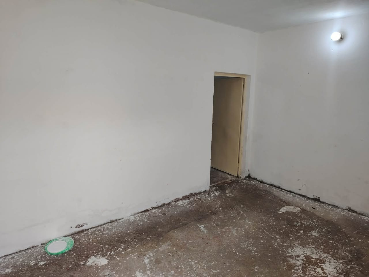 مشتمل للبيع ١٠٠ م طابق واحد زين القوس شارع المدارس مقابل مدرسه التعاون العربي بيت نظيف البناء قديم يباع نقدا وعلى المبادره بسعر مناسب البيت باسمي للاستفسار الاتصال على الرقم *********** وبي خير ويدلل
