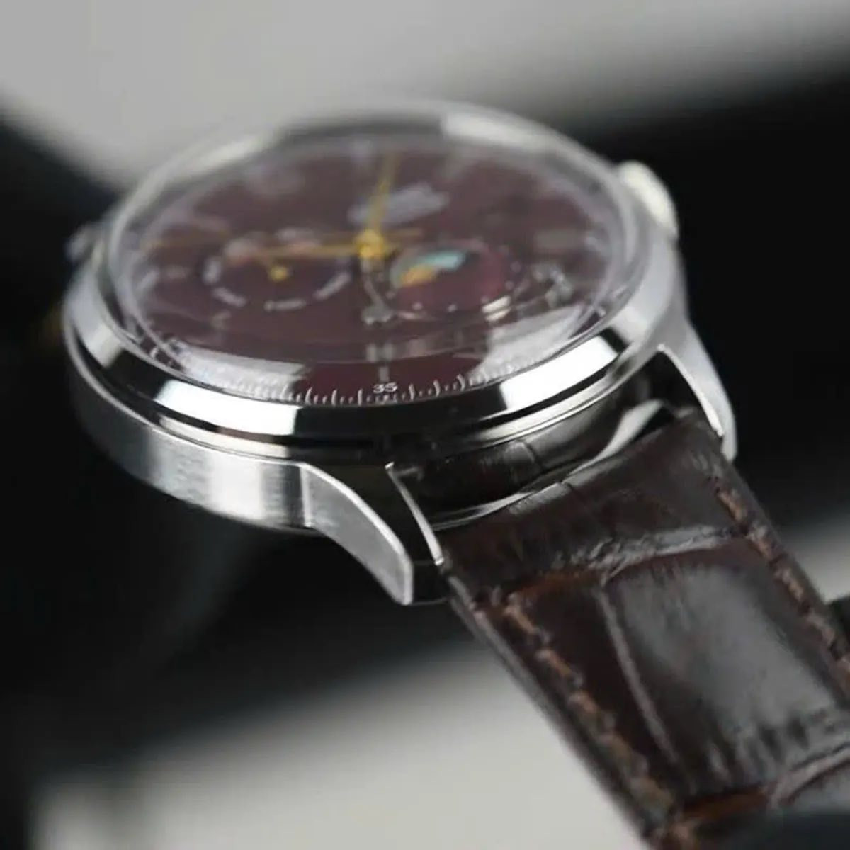 Orient

Bambino Version 9

قطر 42

اوتوماتيك 

ماكنة كشف 

احتياطي الطاقة 40 ساعة 

نظام الشمسي والقمري 

22 حجر 

زجاج كرستال معدني 

ضمان سنة 

توجد خدمة توصيل 

***********
