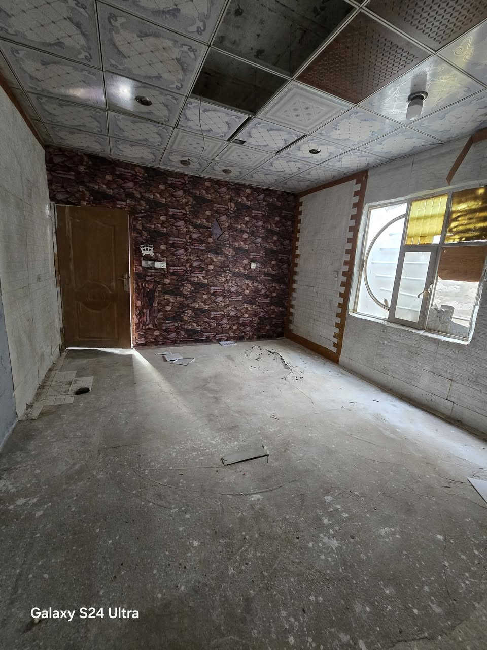 بيت لبيع بشارع المطار القديم المساحه ٥٠متر يحتوي على غرفه وصاله مفتوحه على المطبخ وصحيات السعر ١٢ وبي مجال للستفسار*********** مكتب بركات ام البنين قرب اسواق فدك
