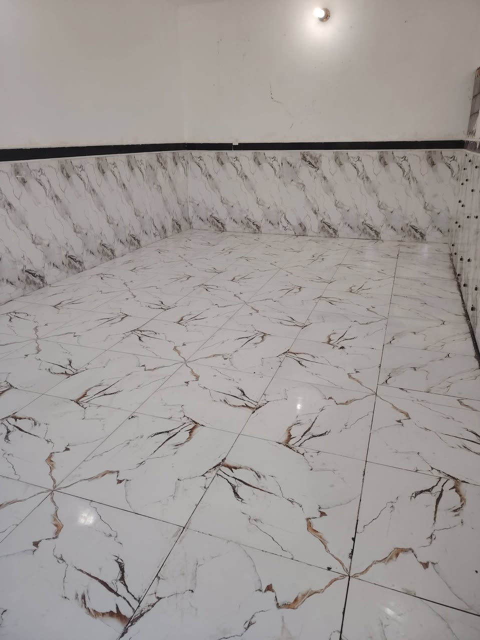 السلام عليكم خلفه سراميك جدران ورضيه بأنواعه درج عدل فر شغل درجه واله داخل وخارج بغداد    متفرغ حالين *********** شتغل
