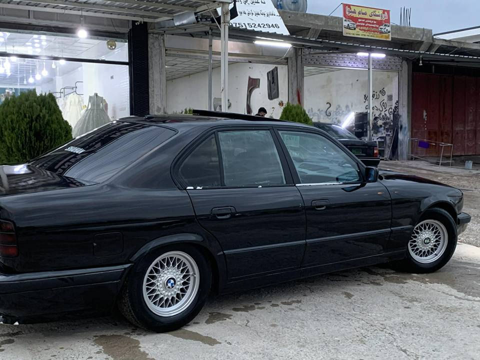 سڵاو هاوڕێیان 
1991 گێڕ عادی520 bmw بۆفرۆشتن 
ئاڕم پلاستیکی سلێمانی بەشەرتی ئاڕمو ئەوەلیات 
گێڕو مەکینەی بەشەرت مەکینەی تازە داگیراوە هەڵمی نییە 
ژێری تازە دامگرتوە کامل چرکه ی تیا نیە 
کامل بۆیاخێکی جوانم کردوە لەسەر ساقی 
کامل جوانکاریم بۆ کردوە  
کامل کارەبای مەزبوتە سڵایدە 
دەعامی پێشو پشتی ئێمە 
لایتو بەگلایتو بلاجکتۆری لۆکم بۆ بەستوە 
قرچێکی کەمی پێشی هەیەو تەواو بەشەرتی موسو بڕاوەو وەرگەڕان 
سەیارەکە زۆر جایزەو کەم مەسرەفە 
سیعری36گەڵاو کەمێک مەعمەلە 
شوێن هەڵەبجەی تازە شارەزور 
*********** 
ڤایبەری لەسەرە قیستو قەرزم نییە دار بنديهكان, السليمانية
