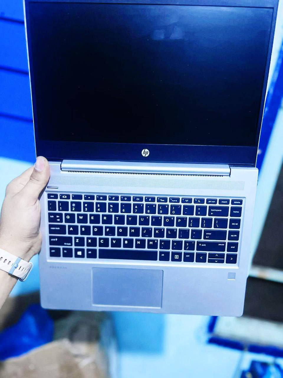 الأكثر مبيعا 💻⚙️ HP ProBook 445R G6
الهادئ اللي بيشتغل في صمت… بس بيكسر الدنيا! 💥
جهاز معمول للي بيحب القوة المخبّية في جسم أنيق، والاعتمادية اللي تقدر تركن عليها من غير تفكير 👨‍💻
الـ ProBook 445R G6 بيجمع بين أداء المعالجات AMD الاحترافية وشياكة فئة الـ ProBook المعروفة 💼

🔹 المواصفات:
🧠 المعالج: AMD Ryzen 5 PRO  
 رباعي النواة، أداء ذكي وسريع في كل الظروف ⚡
💾 الرام: RAM 8 GIGA DDR4 
 سرعة كافية تخلّيك تشتغل برامجك اليومية بكل سلاسة.
📀 الهارد: 240  SSD 
 سرعة تشغيل وتحميل مذهلة، الجهاز بيقوم قبل ما تكمل شهيق 😅
🎮 كارت الشاشة: AMD Radeon 2GB 
 مثالي للتصميم المتوسط، المونتاج الخفيف، والجرافيك الاحترافي 🎨
💎 تصميم معدني متين بخطوط بسيطة وأنيقة، بيقولك “أنا جاي للشغل الجاد”.

💼 استيراد الخارج – فرز أول 🔝
حالة ممتازة + ضمان ضد عيوب الصناعة من شركة شمس
جاهز للشغل فورًا، لا يحتاج ضبط ولا إعداد 💪

✨ مناسب للمصممين، الطلبة، رجال الأعمال، وأي حد عايز لابتوب محترم يعتمد عليه في يومه من غير وجع دماغ.

🔥 HP ProBook 445R G6 –


**إذا كنت صاحب هذا الإعلان وتريد حذفه لأي سبب، رجاءا أرسل رسالة إلى الدعم الفني**