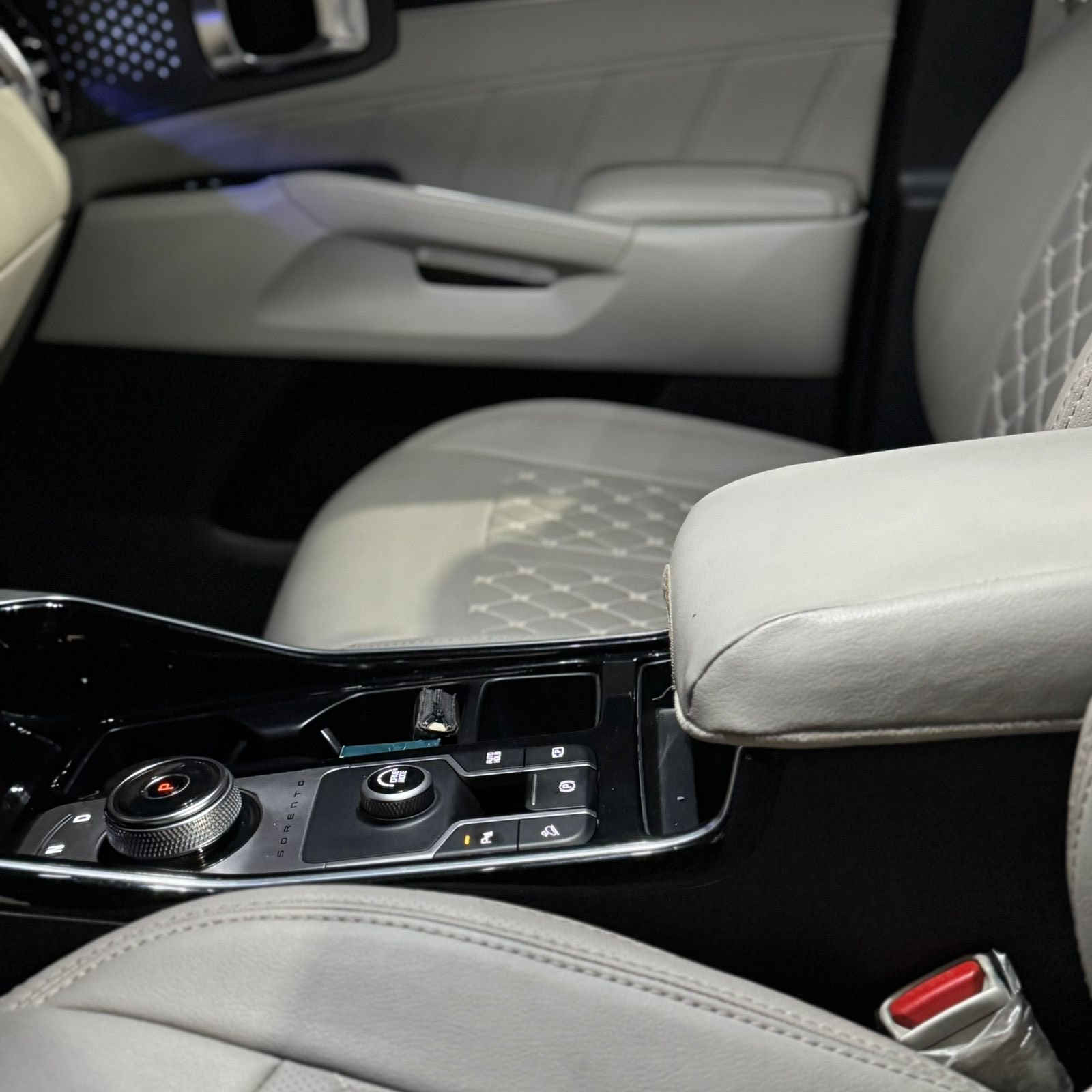 السلام عليكم للبيع كيا سورنتو خليجي موديل ٢٠٢٣ وكالة مكفولة محرك ٦ سلندر ماشية ٣٨ الف كيلو فول بانوراما وكشن كهرباء وترحيب وبصمة ولايت لد السعر ٢٩٨٠٠ رقم انكليزي الجديد سنوية بسمي للاتصال ***********
