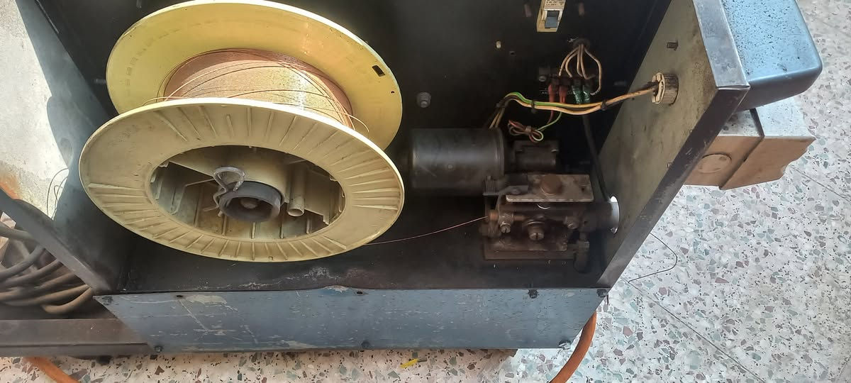 السلام عليكم للبيع ماكنة لحام مك CO2سيم ٢٧٥امبير 3فيز صناعه استرالي اوربيه نضيفه***********
