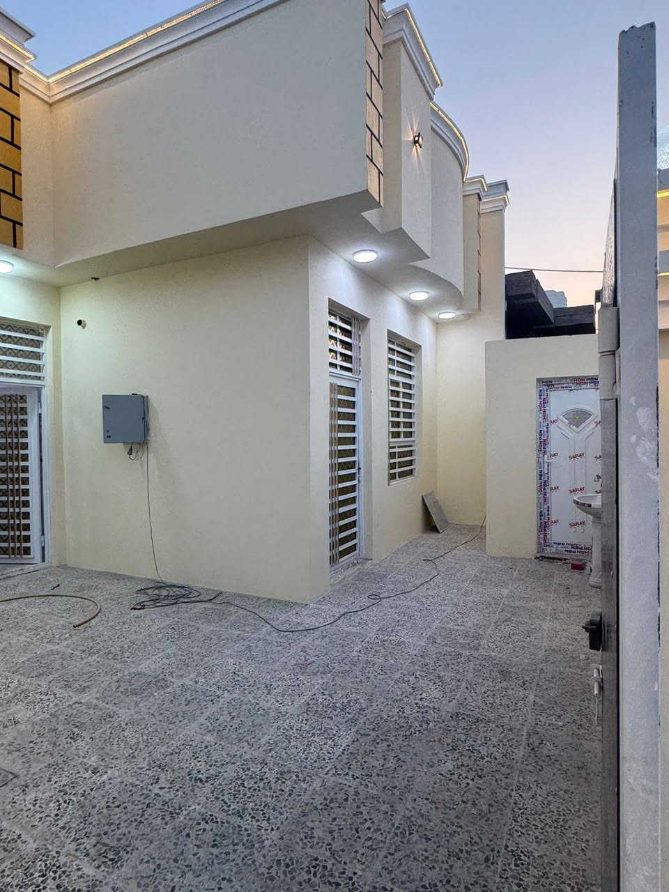 الهم صلي عل محمد وال محمد
يعلن مكتب السبطين للعقار عن توفير دار للبيع 

المساحه 200 متر 

بناء جديد درجة اولى وغير مسكون سند 25 

بناء طابوك النهروان الاساس والسقف صب كونكريت 

يحتوي عل غرف عدد 2

وصاله ومطبخ واستقبال وصحيات خارجيه وداخليه 

البيت متكامل الى اخر درجه التبليط باب البيت  

يبعد عن الشارع العام 40 متر اي خلف التجاري مباشر

العنوان نجف الاشرف كوفه براكيه قرب جامع الخزاعل 

السعر (92) مليون مع المجال 

للاستفسار اكثر الاتصال عل الارقام التاليه 

***********

اومراجعه المكتب السبطين للعقار الكائن في النجف الكوفه البراكيه قرب جامع الخزاعل
