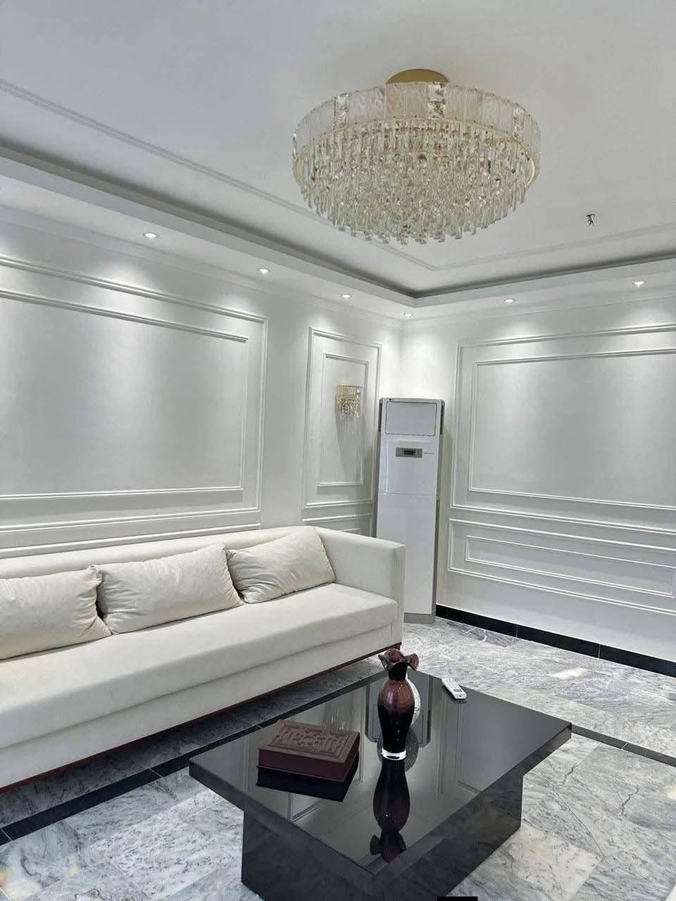 كادر هندسي متخصص لتنفيذ جميع  اعمال الديكور الداخلي والخارجي للمنازل ، المجمعات الطبيه ، الكافيهات ، المجمعات التجاريه ... 
جبسنبورد ( تركي كوناوف أو متحده ) 
حديد ثقيل 0.5 مقاوم للاحمال 
معاجين واصباغ من شركات رصينه ( جوتن ' بتك ' ديلوكس ، همبل، بلو الايطاليه ...وغيرها .
سحب بورك ' كورنيش ،للديكورات الملكيه والكلاسيك والنيو كلاسيك 
بوردكس للواجهات المنزليه والمطاعم والمحال التجاريه 
كافه اعمال الفوم التركي والكوبلنات 
جميع المواد المستخدمة خاضعه للفحص الهندسي .
اشراف هندسي على جميع الأعمال وضمان لمدة ١٠ سنوات 
التصميم + اعمال الكهرباء مجاناً للمساحات الكبيره 
موبايل او وتساب / ***********
