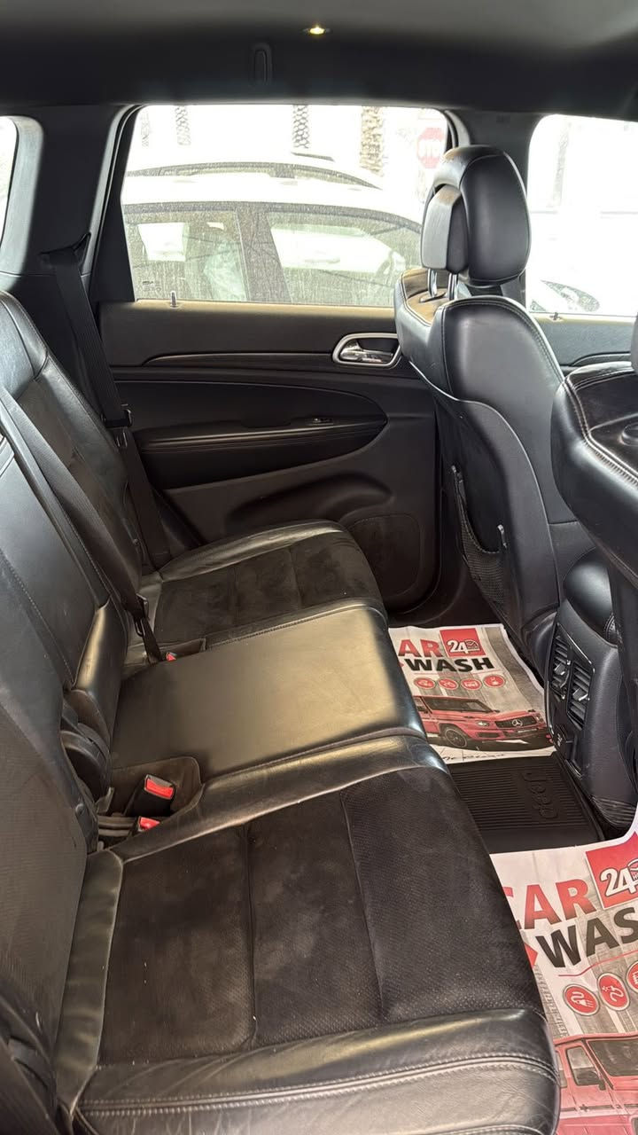 السلام عليكم 🫡
جيب شيروكي 
مديل 2018 
بلاك توب 
معروف موصفات البلاك توب 
4*4 
سيارة كلش حلوة 
مكينة كير كفاله 
السيارة حادثها جاملغ وبنيد سطحي بدون دواخل 
ونفسهن راجعات 

رقم السيارة سليمانية بأسمي 
مكان السيارة بغداد الكرخ 
السعر 230 وبيها مجال 
رقم الهاتف ***********
