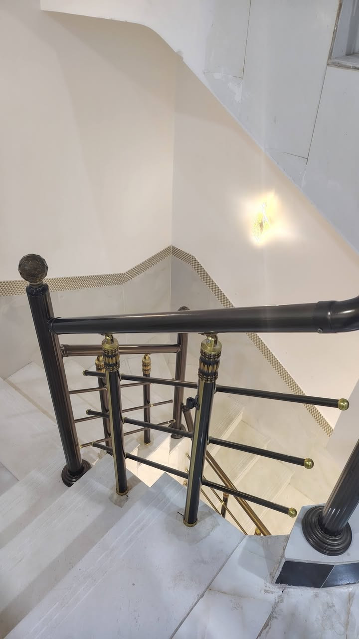 السلام عليكم
للبيع دار ١٠٠ متر طابقين طابوق شغل درجة أولى يحتوي على ٤ غرف نوم  وصاله وستقبال وصحيات العدد ٤ 
العنوان كربلاء حولي مستشفى الكفيل طريق الزوار لاستفسار اتصل *********** او تساب ***********
بناء حديث سنه ٢٥
