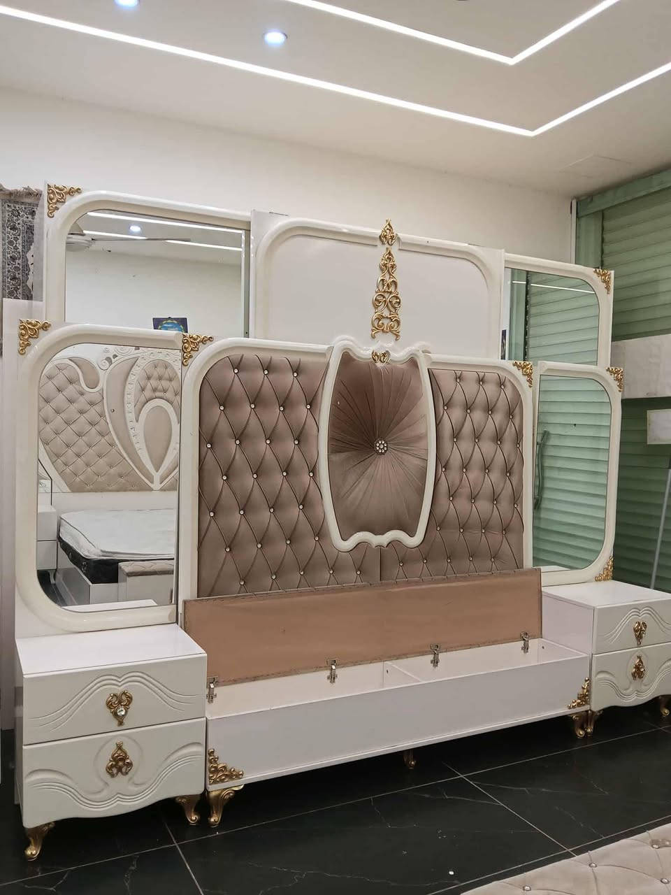 صيغة فخمة: ✨ غرفة نوم ملكية للبيع ✨
تصميم راقٍ بلون أبيض مع زخارف ذهبية أنيقة
نظيفة جداً واستعمال خفيف
تضفي فخامة وأناقة لغرفة نومك 👑
📞 للجادين فقط


**إذا كنت صاحب هذا الإعلان وتريد حذفه لأي سبب، رجاءا أرسل رسالة إلى الدعم الفني**