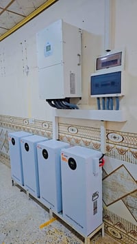 منظومة شمسية • ١٩ لوح ٦١٥ واط • ٤ بطاريات ١٤٫٣ كيلوواط