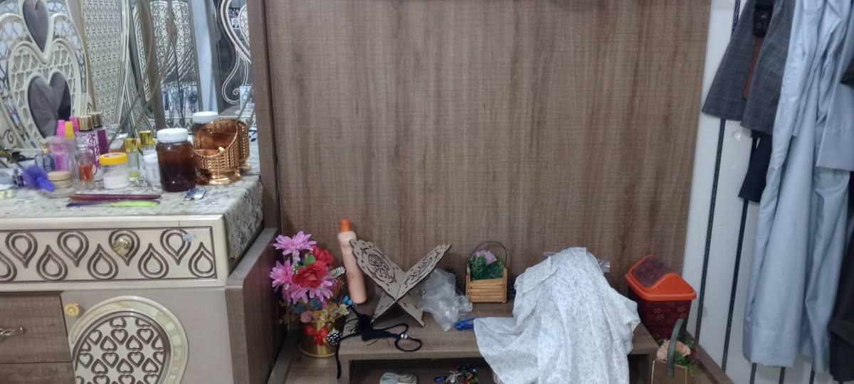 غرفة نوم ايطاليه درجه اولى النوع الثقيل للبيع ٨ قطع بحاله جيده سعره ٧٠٠ ألف وبيه مجال الاتصال على الرقم ***********
