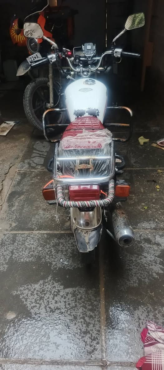 سلام عليكم دراجه ايراني 4 كير نضيفه مفتوحه فيلسه بس شلعه ومعدل تخبل بدون اوراق مكاتبه اكفلك من سرقه موديل 21  دراجه تخبل سعره 450 وبيه مجال ***********
