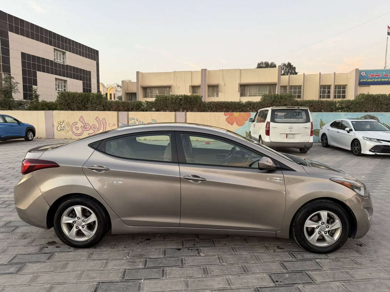 النترا 2014 امريكي
اللون ذهبي 
حادثه جاملغ وبنيد اب امريكا 
وصار بيه شخط صفحه كله انصبغت اليمنه 
بدون فتحه 
ويلكب بلادي 
كير محرك بلادي
ماشيه 73 الف ميل حقيقي 
السعر 105 وبيها مجال 
تفاصيل اكثر هذا رقمي *********** تحياتي
مكاني بغداد حي الجامعه
