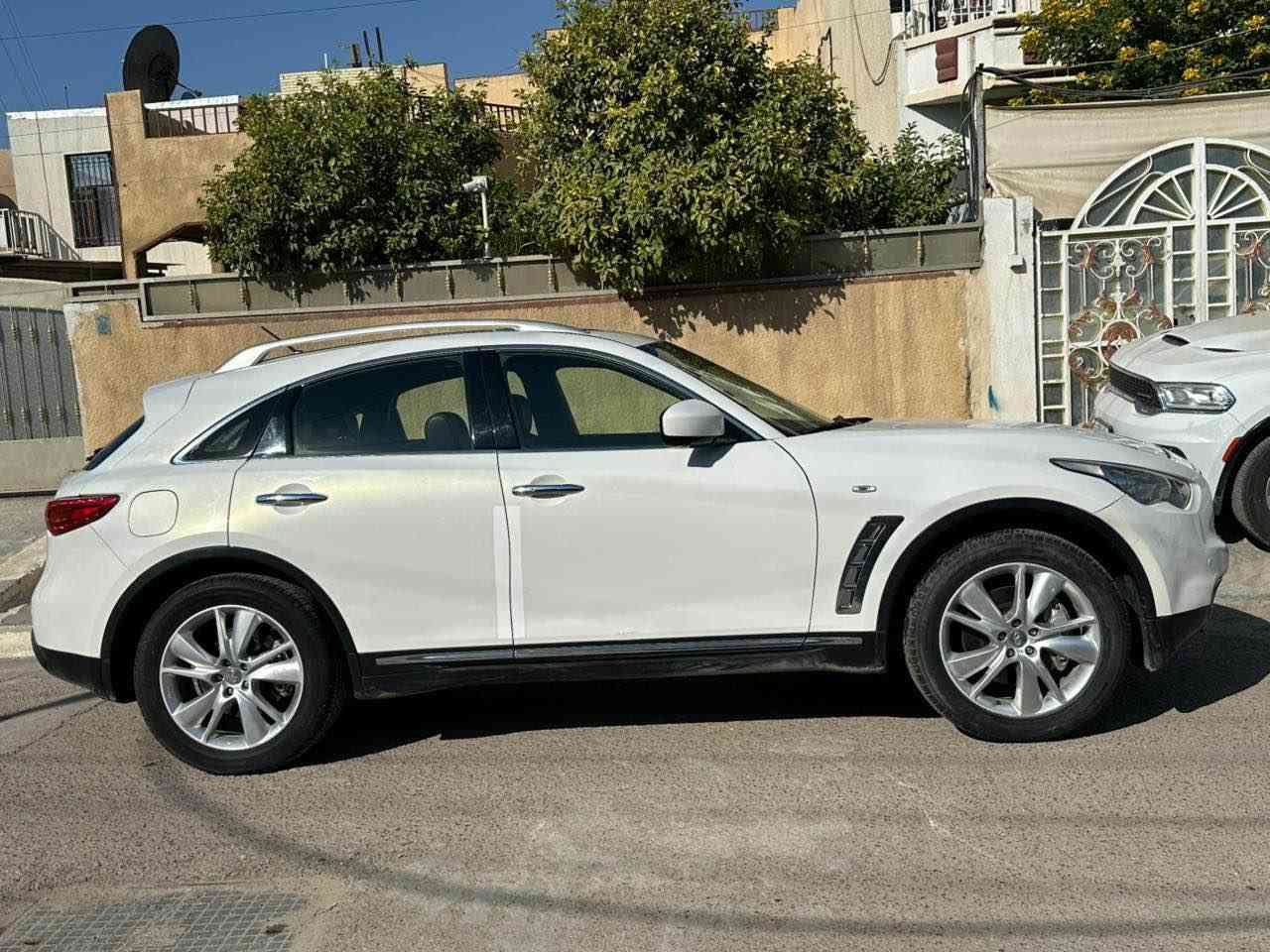 انفنتي fx 2012 خليجي 
سيارة هبدون حادث فقط شخوط بسيطة موضحة بالسونار  مع بارد بخشم الجاملغ الامامي
وتكحيل كارت
كير و مكينة بحالة جيدة
فول موصفات 
داخل قهوائي
كشنات تدفئة تبريد 
شاشة خلفية
كامرات 360
هزة وسنوية جدد تحويل مباشر باسمي 
السعر 13,800$
مكاني العامرية
*********** بغداد, العراق
