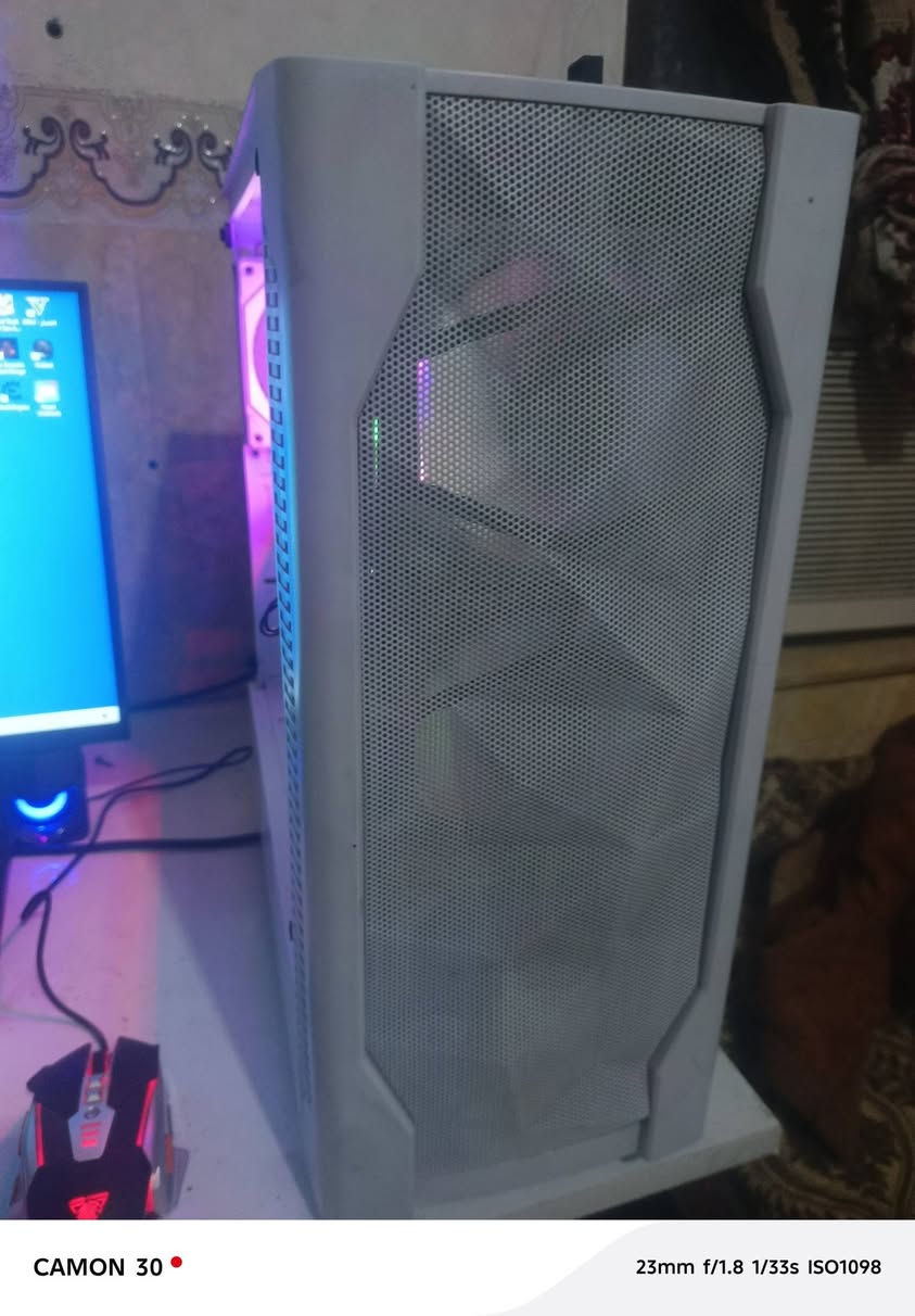 : كارت الشاشة rtx2060super msi game x كارت نظيف تحت الضغط75 
‏معالج Intel(R) Xeon(R) CPU E5-2680 v4 @ 2.40GHz (28 CPUs), ~2.4GHz
‏: مذر بورد x99pr9h
‏ رامات 16 3600قطعه وحده فقط
: هارد m.2 تيرا
‏: كيس نظيف ويا اربع مراوح يشتغل RPGلكن اني لاغيهن لان ماكو الهن منفذ بالمذر                          شاشة mntob 165h ips 1ms full hd 1080 ماكو وياها كارتون فقط كيبل
‏: كيبورد عدد ثنين واحد كامل واحد ربع للكيمنك
‏ وماوس
‏وياها يدة xbox360 هدية                                    ماابيع لا كارت وحده ولاكيس وحده ولا شاشة وحده الشراي يتصل فقط***********                           عنواني بابل حله.... ماعندي توصيل تجي تفحص من داخل البيت وتاخذ.......... 710الف وبيها مجال حك الجيه فقط فقط
