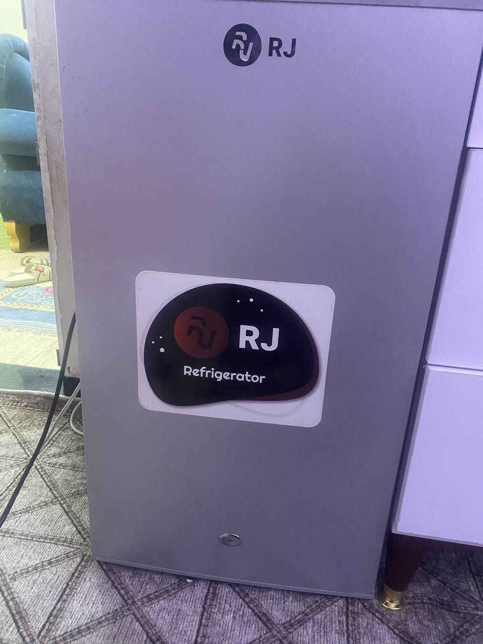 ثلاجة للبيع
نضيفه مستخدمة 4 اشهر بس
سعرها 125 وبيها مجال بسيط 
الرقم ***********
العنوان بغداد كراده داخل
