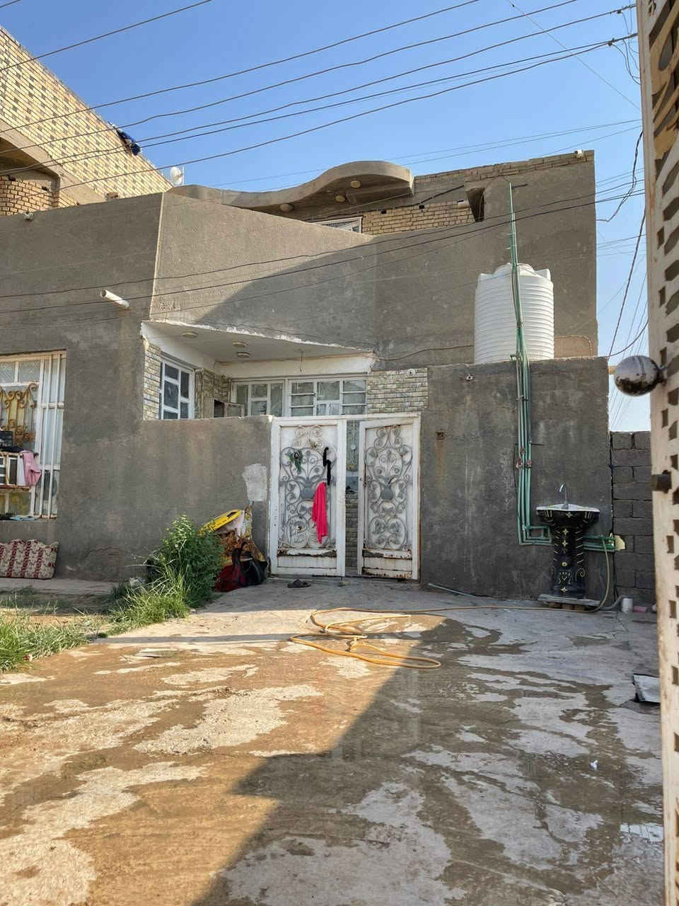 دار للبيع   طابو صرف ركن  المساحه  130م  طابقين الطابق الاول يحتوي على ديوانيه و غرفه وصاله ومطبخ وحمام داخلي وحمام خارجي وكراج الطابق الثاني يحتوي على غرفتين  وصاله وصحيات بناء 2020  بناء طابوق كله  كونكريت بتلو وسكف وقاط ثاني مكانه السيديه شارع 40
للاستفسار ***********
