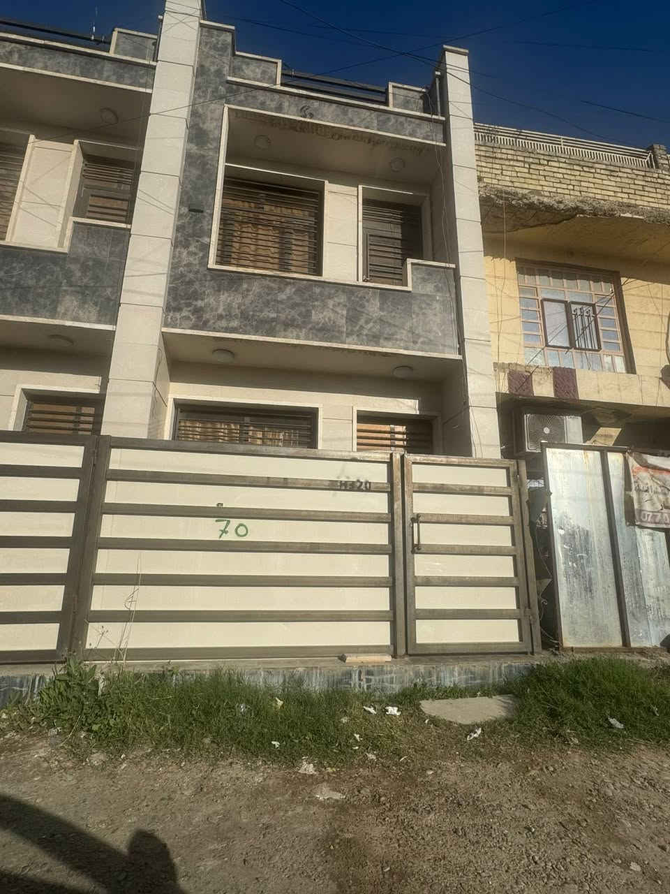 السعر ٢٤٠ مليون بضهر جامع الهدى على التشجير وارده الشهري ٧٥٠ الف يحتوي على ٣ نوم 
الاستفسار تواصل ***********
