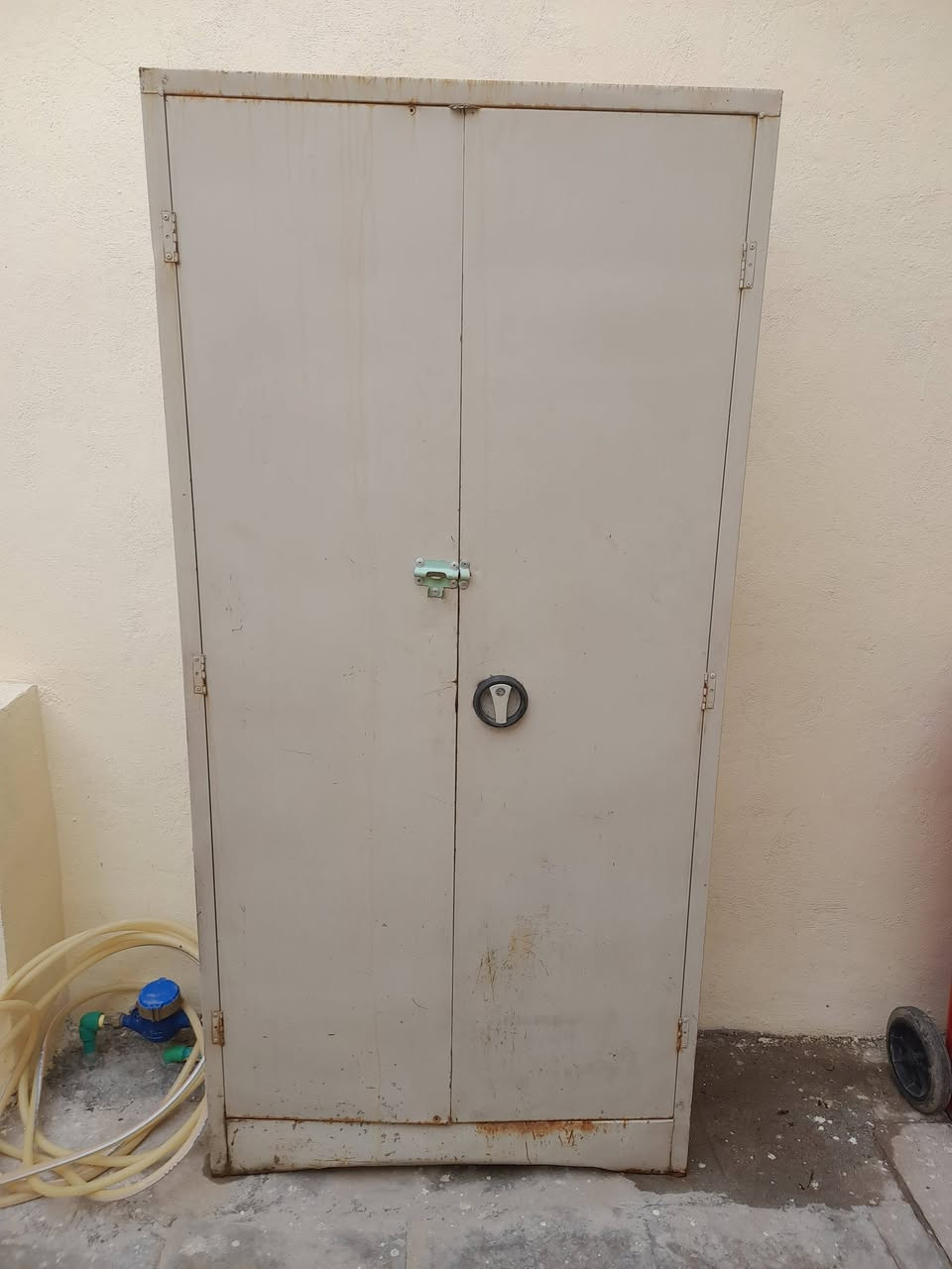 السلام عليكم  دولاب حديد 4 رفوف للبيع سعرة 70 الف وابية مجال للستفسار ***********
