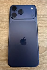 ايفون 17 pro max   مستخدم قليل جداً شريحة الكترونية  بطارية 100%   مشح...