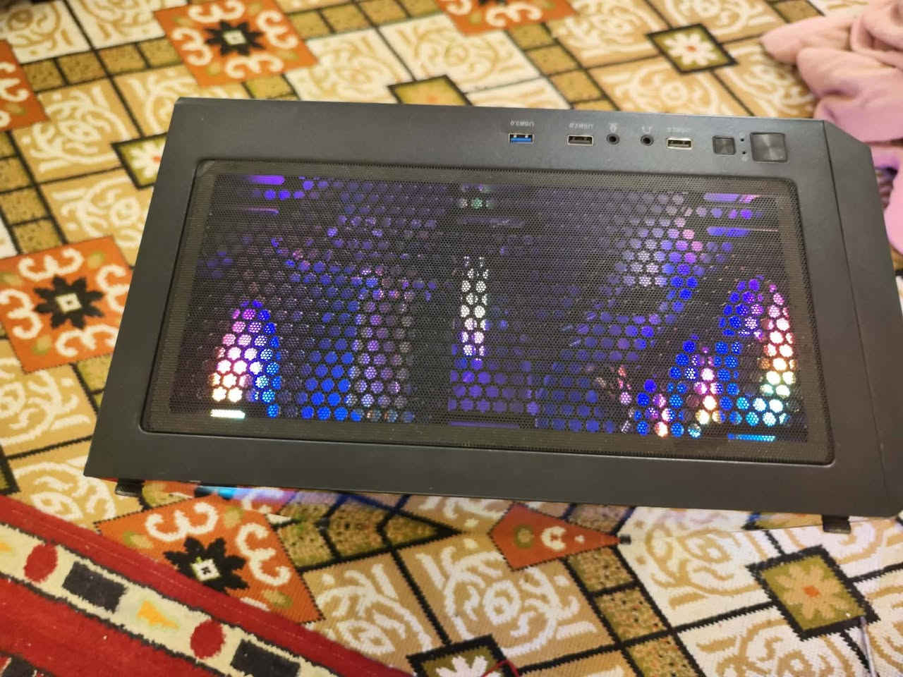 GPU: NVIDIA GEFORCE RTX 3060 12GB
CPU: Intel Core i5-12400F
​M.B: ASUS H610M-K
​RAM: LEXAR 16GB DDR4 3200MHz
​Storage: SSD Samsung M.2 256GB + HDD 1TB
​PSU: PF600 ATX SWITCHING POWER SUPPLY
​Cooler: COOLER MASTER Air Cooler
​Case: GAMING CASE RGB
الملحقات 

وشاشه 26 حجم بنل IPS دقه Full HD  معدل تحديث 165 معدل استجابه 0.5

كرسي كيمنك 
ميز 
مايك 
سماعه هايبر اكس 
يدات اكس بوكس 2
واير 
كيبورت وموس 

موس باد RGB

السعر مليون ونص


**إذا كنت صاحب هذا الإعلان وتريد حذفه لأي سبب، رجاءا أرسل رسالة إلى الدعم الفني**