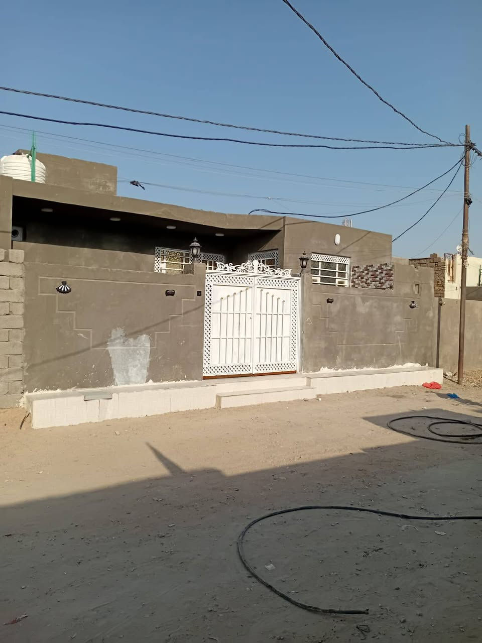 بيت زراعي للبيع مساحه 200متر بناء بلوك كهربائي اعكاده غرفتين وصاله ومطبخ واستقبال وطارمه وصحيات داخليه وخارجيه المنطقه مخدومه كهرباء مجاري ماء الناصرية لاسكان الصناعي دور سيد حمزه يبعد عن الشارع العام 75متر سابع بيت عن الشارع العام السعر 65مليون بي مجال للاستفسار ***********
