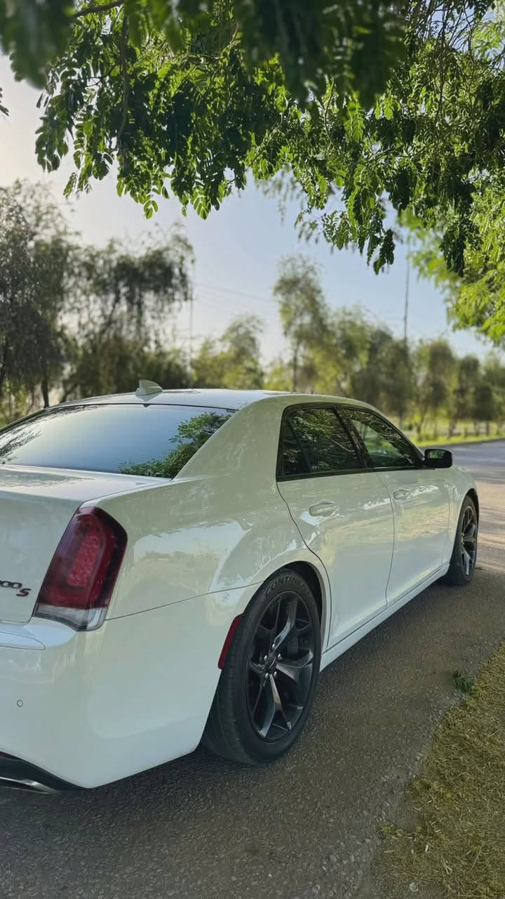 السلام عليكم 
كلايلسر 300 S فول موديل 21 
حساس امامي خلفي 
كامره خلفيه 
رادار جانبي 
تبريد تدفئه مقاعد اماميه 
شفتات سترين 
وباقي المواصفات المعروفه بالكلايلسر بـ S
حادثها قطعتين فقط باب نفس اللون تبدلت وجاملغ مصبوغ بدون اي دواخل 
وين ميعجبك تفحص 
السعر 244 وبيها مجال لشراي 
لاستفسار لاتصال ع الرقم 
***********
