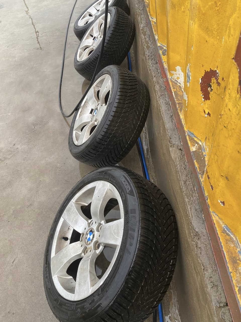 سلام عليكم وياله ميماتي حاويه 
زوج تايرات جدد
زوج نص عمر 
للبيع او مراوسه
***********
