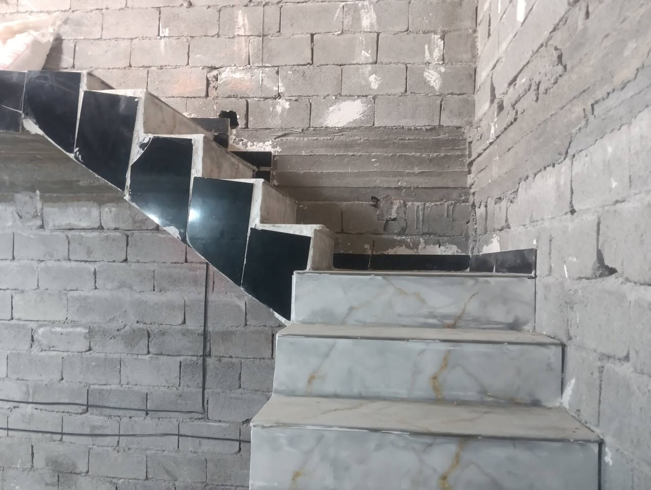 دار للبيع في طليطلة – حي المهندسين
فرصة مميزة لامتلاك دار بموقع هادئ ومناسب للسكن في طليطلة / حي المهندسين.
🔹 المساحة: 117 متر
🔹 الواجهة: 9 متر
🔹 النزال: 13 متر
يحتوي الدار على:
▪️ استقبال 
▪️ صالة
▪️ مطبخ
▪️ غرفتين نوم
▪️ صحيات داخلية وخارجية
الدار شبه جاهز للسكن، ينقصه فقط الجص والبورك.
💰 السعر: 55 مليون دينار
(يوجد مجال بسيط للتفاوض)
📞 للاستفسار:
***********
***********
أو عبر مراسلة الصفحة.
