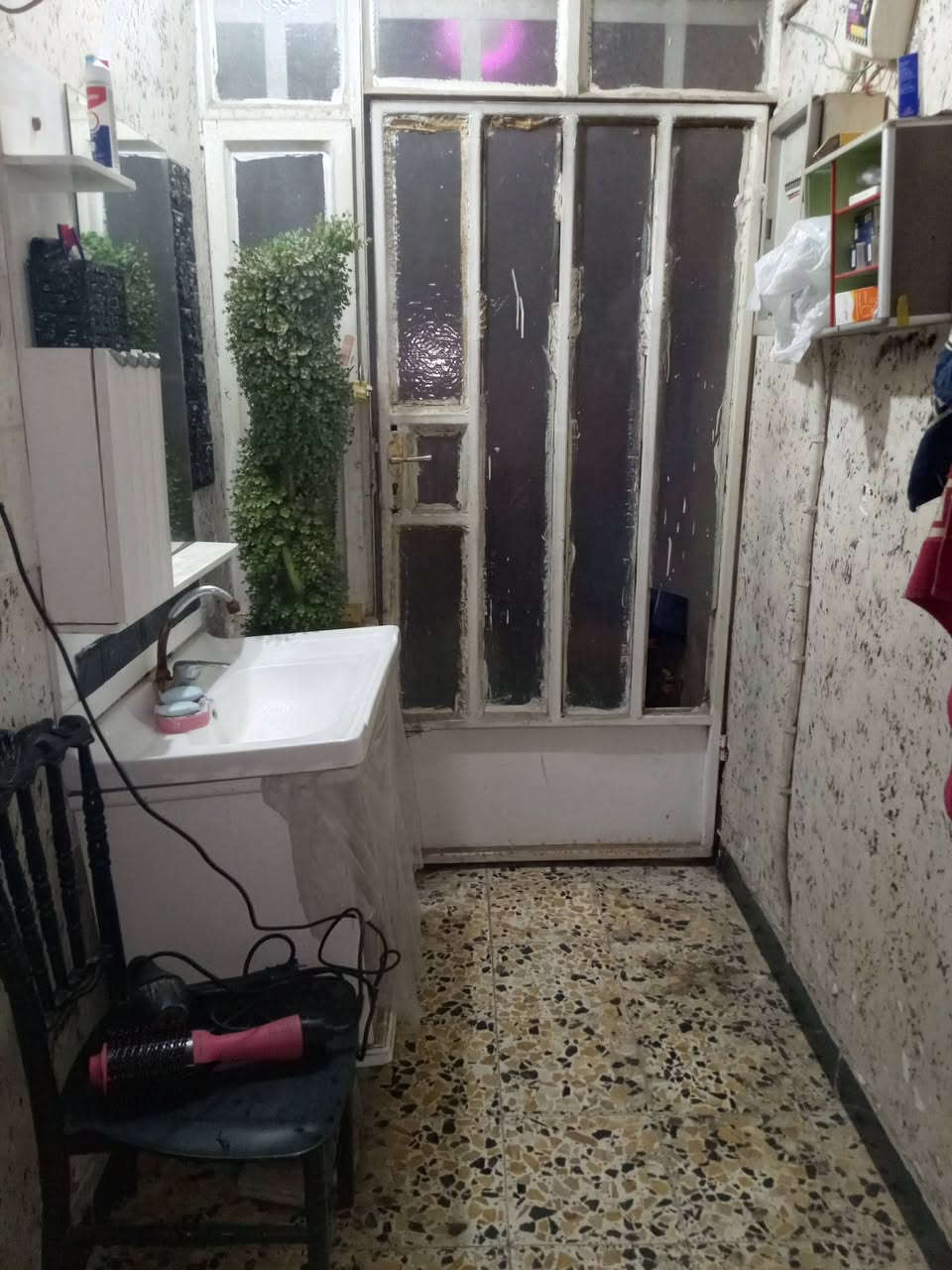 السلام عليكم
بيت ١٠٥م للبيع 
المكان / حي تونس افاق عربية زراعي شارع عائشة المساري
محتوياته / 
طابقين بنفس التصميم بالضبط 
غرفتين كبيرة وصغير
مطبخ ٣×٣ 
صالة ٤×٦
حمام شرقي 
٣ مناور 
ممر داخلي
الدرج خارجي يعني البيت مفصول الطابق الارضي عن الاول
للاستفسار او الاتصال 
*********** ابو سيف
