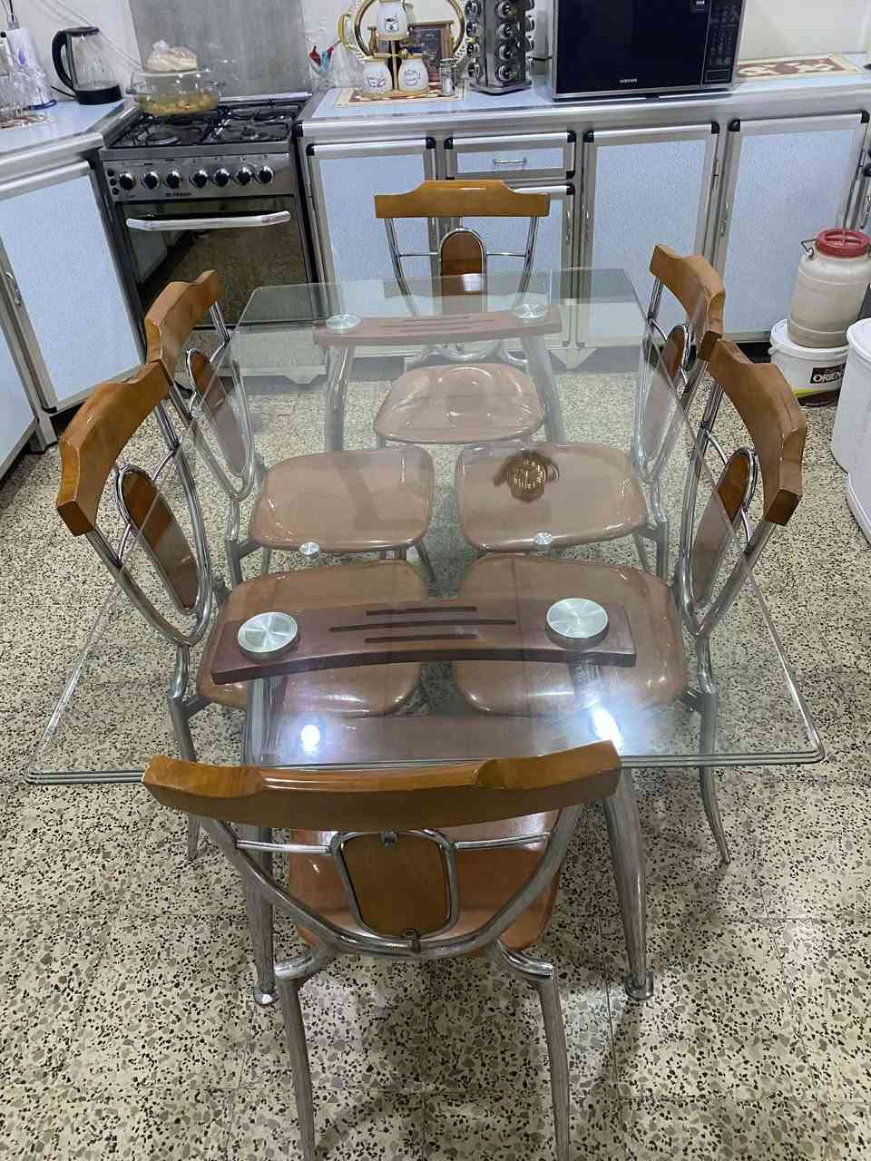 السلام وعليكم ميزطعام  بلول رقم واحد شرط نضافه اخو الجديد مع ٦ كراسي 
مال شمال 
السعر 125 وبيها مجال
***********
