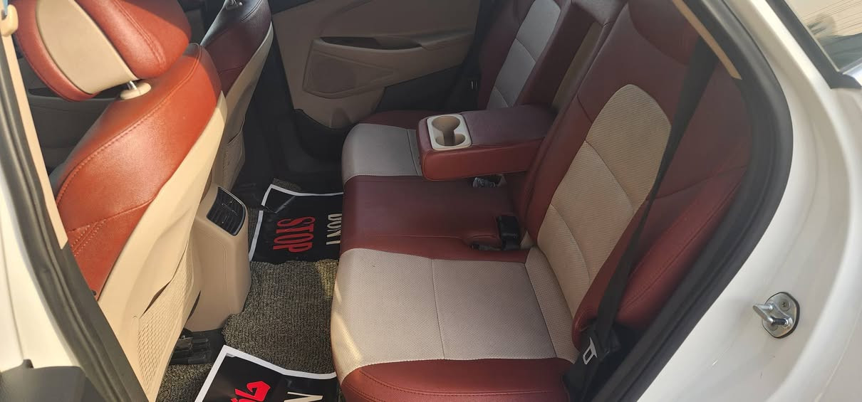 السلام عليكم رمضان كريم توسان خليجي موديل ٢٠١٨ بدون ضرر فقط صبغ ربع البنيد بدون اي دواخل من جهة الايت اليسار باسمي رقم بغداد  جديد  مواصفات عاية بدون فتحة تحكمات حساسات خلفبة تبريد قطعتين صاج شاشة كامرة كشنات لونين مكينة كير مكفولات مامفتوحات على وضع الشركة جاهزة السيارة السعر ١٨٥ وبيها مجال بسيط للاستفسار ***********
