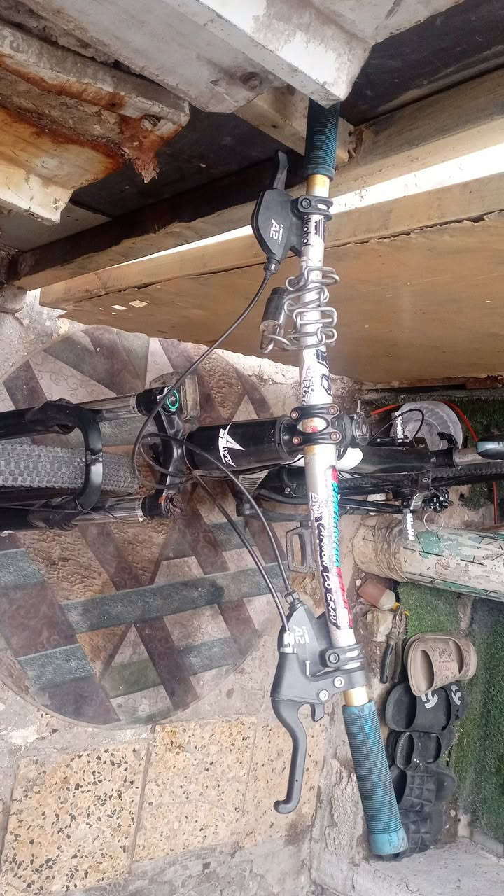 السلام عليكم بايسكل للبيع افا جبلي ستيرن استعراضي ودبل فتح غلق وبداله امامي 3وخلفي7 وكلشي شغال بي السعر 100قفلل وبي عداد الاستفسار على هذا الرقم ***********المكان قرب جامع براثا( الستيرن مالته اتبدل  بهذا الابيض هم استعراضي)
