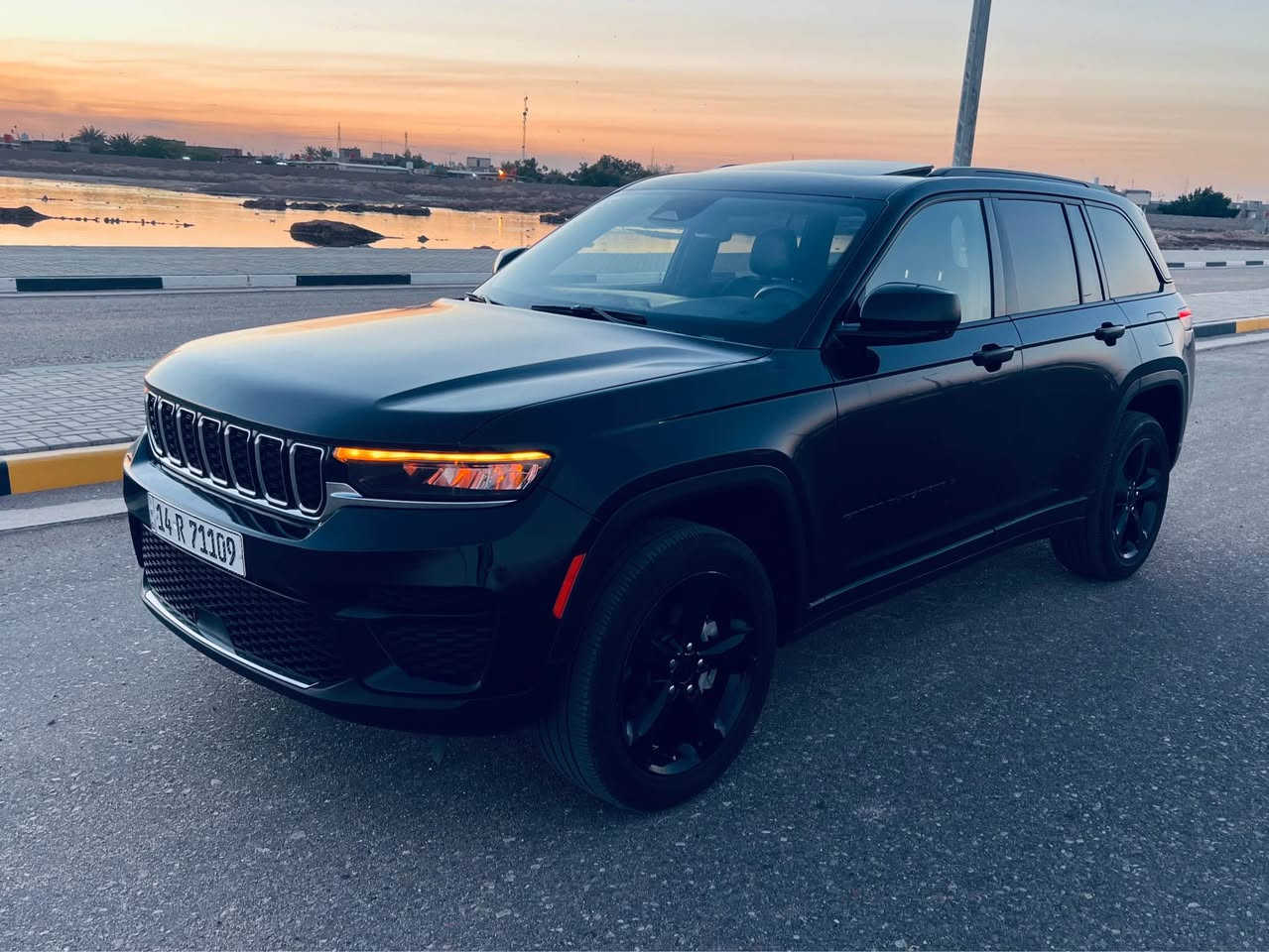 جيب گراند شيروكي 2023  5 راكب لون اسود محرك 3600
السيارة ماشية 50km فول مواصفات 
رادار امامي* نقطة عمياء *شفتات ستيرن *كشنات كنتارة وجلد *شاشة كبيرة كار بلي *شحن لاسلكي *كير طيارة *فتحة سقف سلايت
الضرر جاملغ وبنيد مثل ما موضح بالصوره مصلح وكامل  
السيارة رقمها بصرة 
رقم الشاصي /1C4RJHAG2PC647068
السعر 260$
العنوان /البصره 
الرقم/*********** البصرة, العراق
