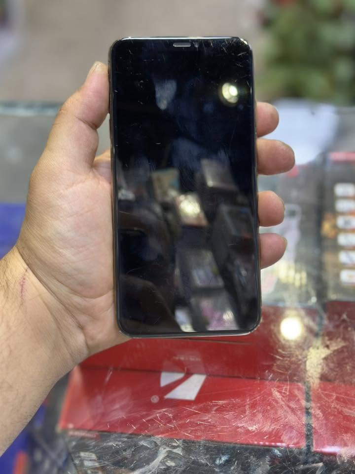 سلام عليكم آيفون X MAX 
ذاكره 512
بطاريه 100 مبدله 
فيس إيدي شغال 
السعر 190 وبي مجال
تفاصيل اكثر اتصال 
***********
