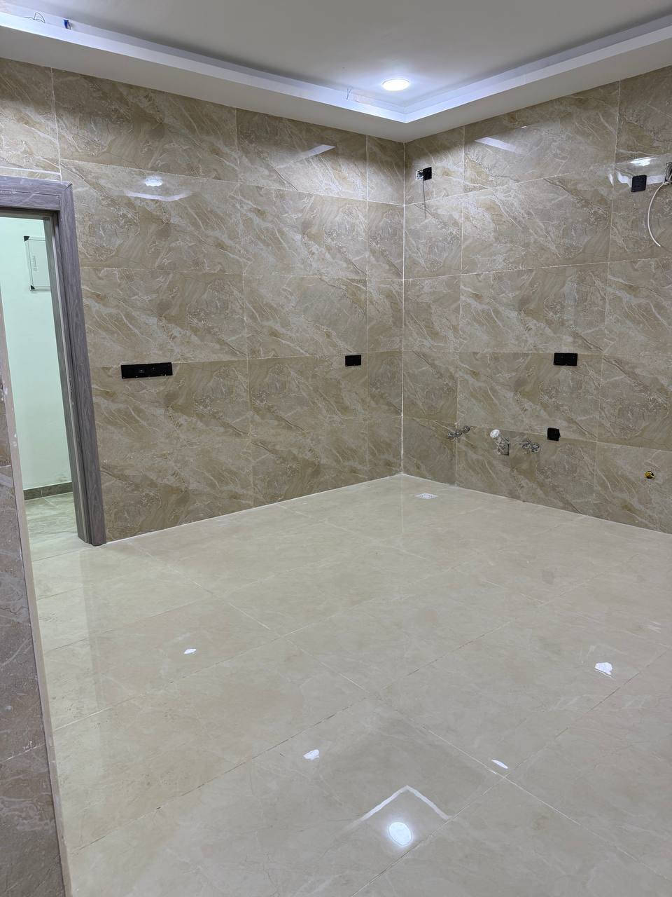 شقة للايجار مساحه ١٤٠متر مربع تحتوي غرفتين نوم واحد ماستر ومطبخ كبير واستقبال ضيوف ورسبشن في منطقة الحارثية محلة ٢١٣ شقة طابق اول زيرو غير مسكونه سابقاً البناية تحتوي مصعد وكهرباء خصخصة . 
***********
