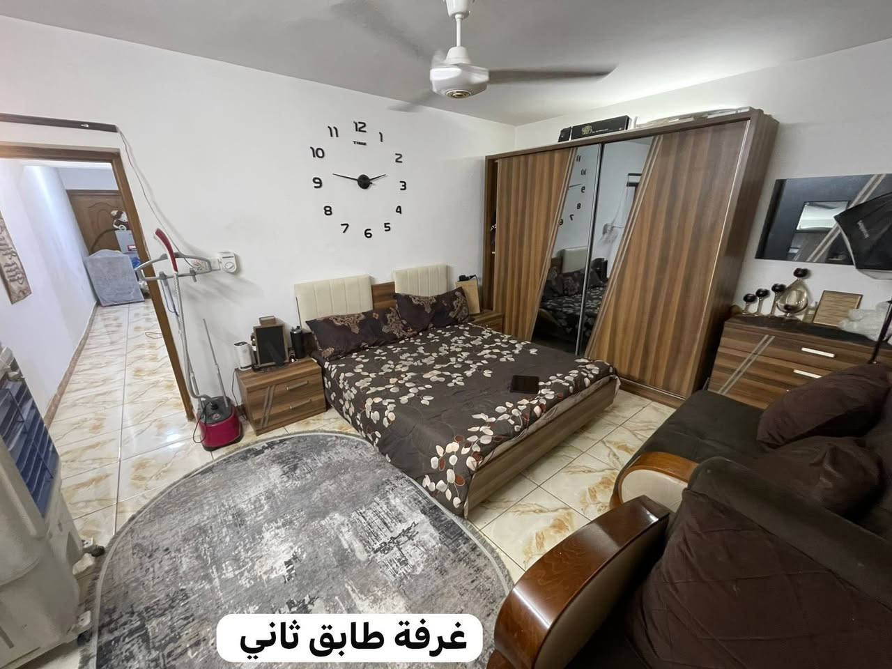 بيت للبيع مساحة 90 متر
العنوان حي القاهرة ناجي عواد 📍
يحتوي على طرمة صغيرة-استقبال-مطبخ حار-مطبخ بارد-درج حولي ومنور وخدمات وغرفة نوم 
طابق ثاني 3 غرف نوم مع لخدمات وحده من لغرف سويت والسطح بيتونه مع غرفه مخزن
للاستفسار اكثر: ***********☎️
