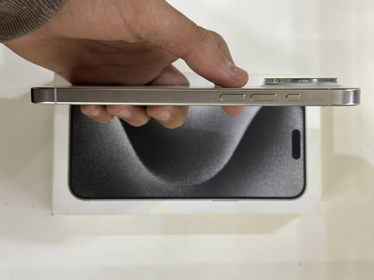 السلام عليكم ايفون ١٥ برو ماكس امريكي الاصلي لون ابيض شريحه الالكترونيه ذاكره ٥١٢  سعة البطاريه ٧٧ مكفول من الفتح شرط الفحط غراض كامله السعر 800 قفل 
رقم الهاتف *********** مكاني كربلاء
