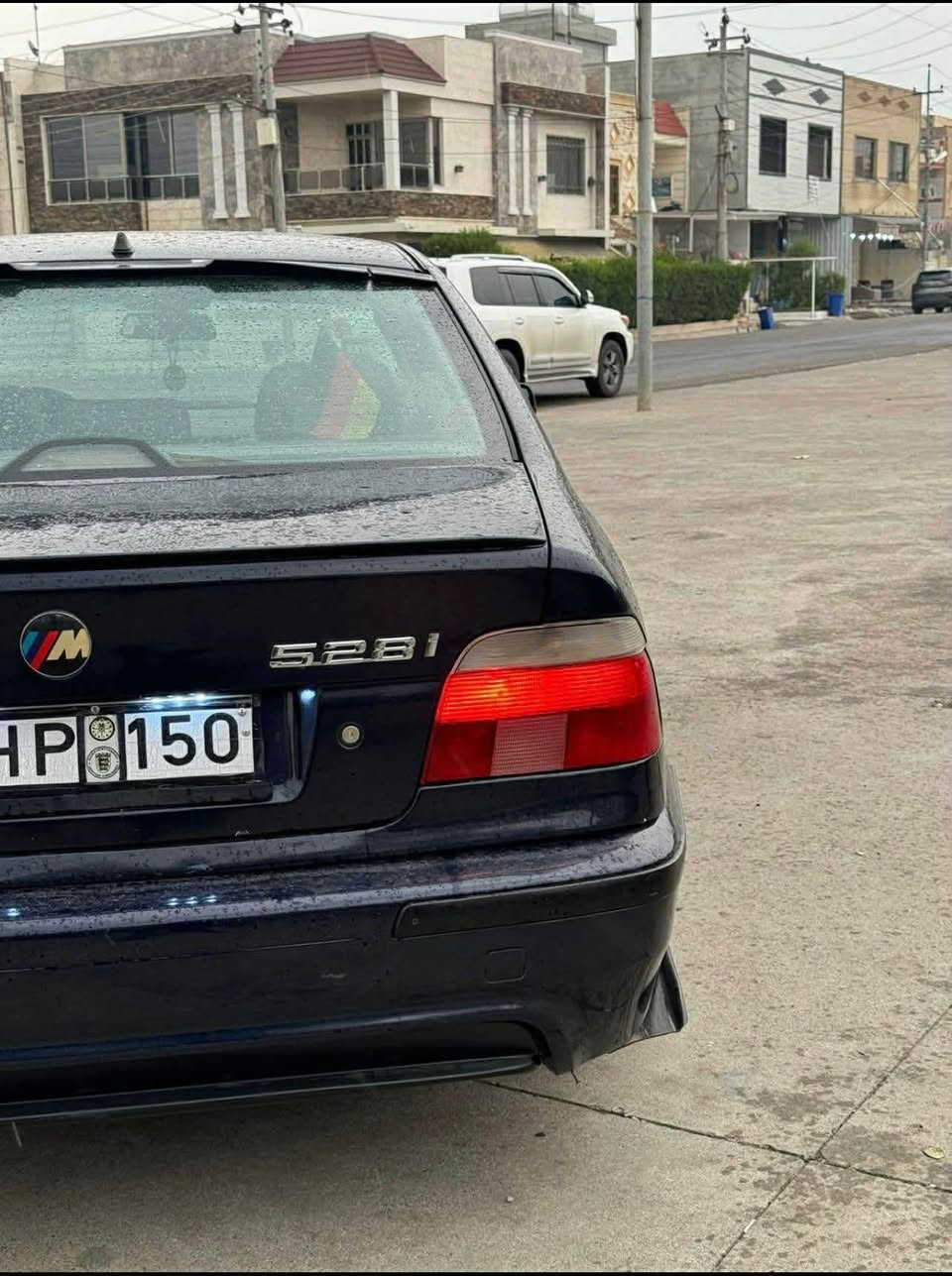 Bmw سه قه ر ٥٢٨ ده بل ديجيتاڵ
مۆدێل ٢٠٠٠ فول فول بەس سلایت نیە
سبوغ عامه لو جوانى ١ چاملغى پيشى ليدرانى هه يه 
مواسەفات Mپاکێج +کوشن جڵد+کوشن ١٧ حرەکە+سیاحی+هیتەر+سوکان فۆلیۆم+سوکان کارەبای+ئاوێنە کارەبای+تەبرید ساردو گەرم+زۆر مواسەفاتی تر + تەنها دەبۆیەکی ئیستاپی نەقسە
*********** سعرى ٤٥ توزيك مجال مه نه فيست ئه سلى ئيبراهيم خه ليله أربيل, العراق
