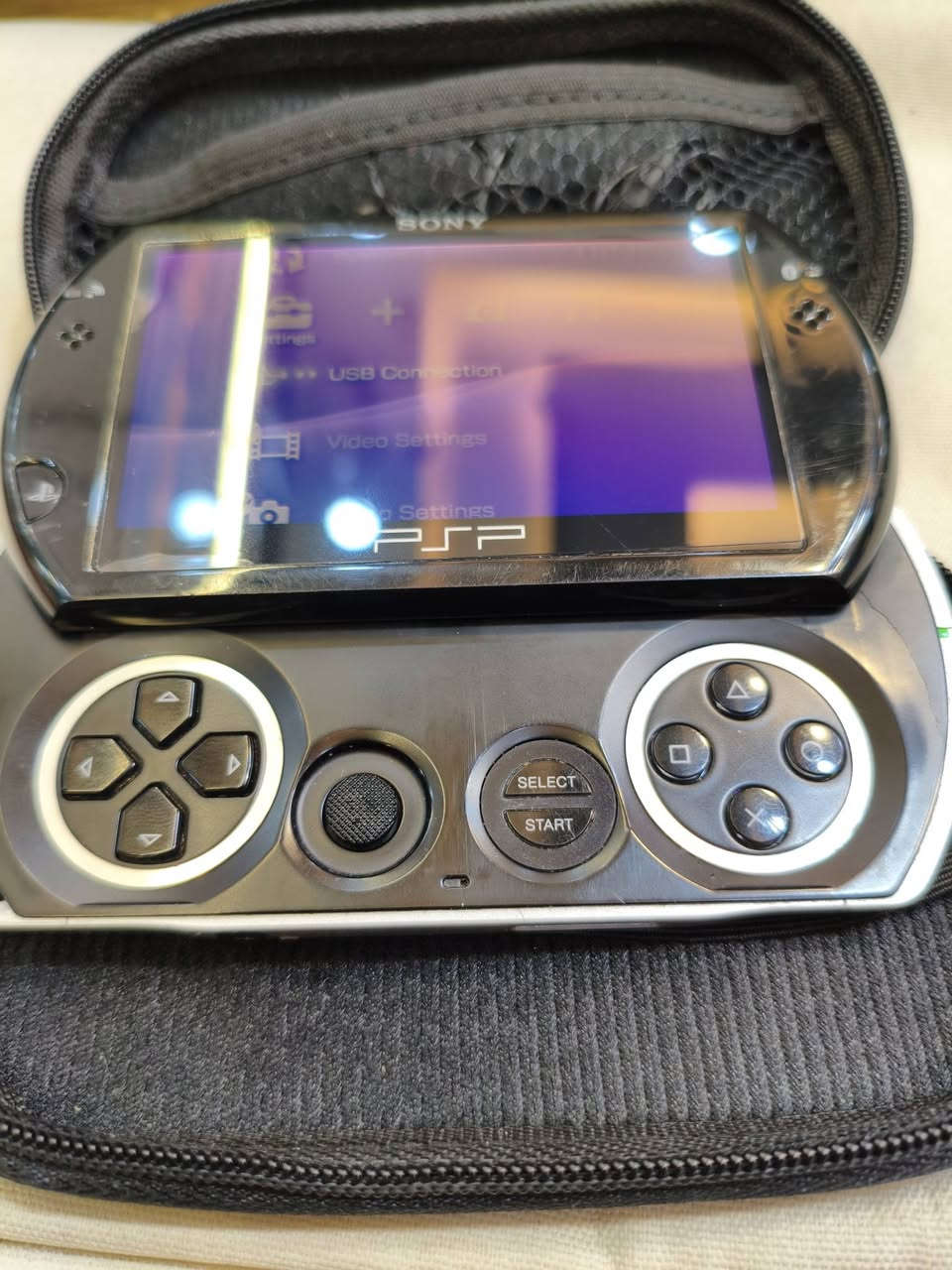 PSP GO
نظيف جدا 
مهكر ومليان العاب 
ويا شاحنه وحافظة وسماعة 
اكتب رقم 1 بالتعليقات وادزلك السعر او ادخل خاص 
يوجد توصيل لكل العراق 
***********
