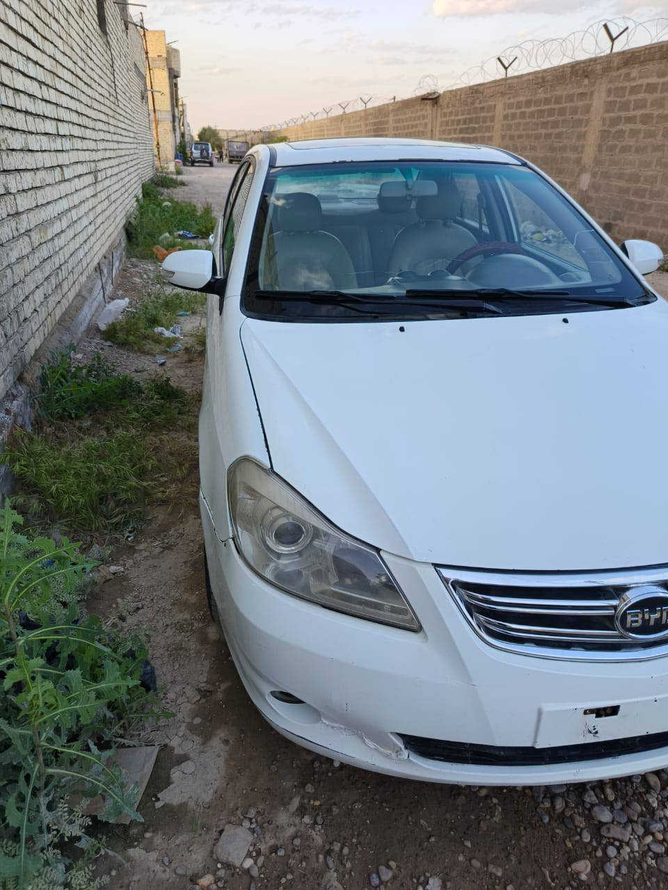 السلام عليكم 
BYD G3 2014 
سيارة مزاد اني اخذتها قبل شهرين وصارف عليها هواي للامانة محرك وكير مكفولات خير من الله كهربائيات كلها شغالة بدون صبغ وبدون رقم رقمها يكلف ٢٢٥ بزايد بيها شوي خياس باب سايق وباب صدر ويتصلحن مامبدل بيها ايشي لابنيد ولا باب ولاكص بيها سيارة نظيفة حيل مسوي الها ادامة ومكملها ع ايدي بس ابيع بسبب الضروف معاملتها بل حسينية ومتعبك كمرك مدفوع بس تشدلها رقم رقمها ع دولة ٢٢٥ رسوم فقط سيارة كاملة مابيها نقص بس بيها رصعة شوي بل بنيد رجع عليها ابو سيارة وبسيطة تتصلح وتبريدها شغال بس منقص غاز مكانها بغداد الامين 2 رجاءا لحد يكسر بيها ولحد ينطي سعر من كيفة لان سيارة تعبان بيها وهواي صارف عليها الله شاهد الي تفيده يتصل عليه وواتساب موجود سعرها ٥٠ وبيها مجال بسيط
***********
