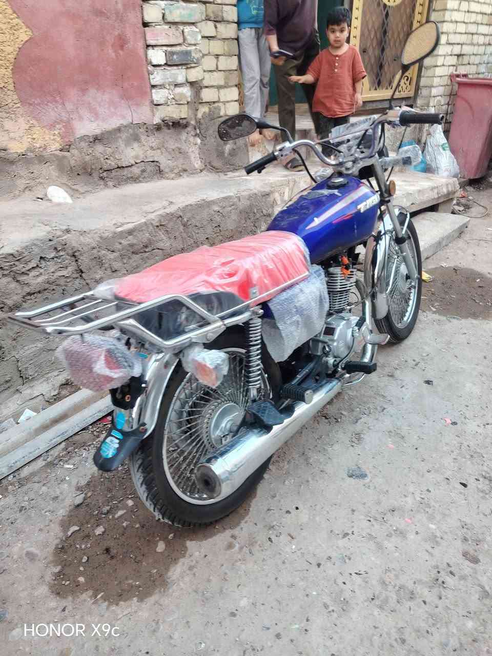 سلام عليكم دراجه تايكر يراني موديل 2020 من نوع القوي قديمه بس هسه كامت ماصاله هواي دراجه كله شغال مثل البصوره سعر 350 بغداد مدينه الصدر رقم ***********
