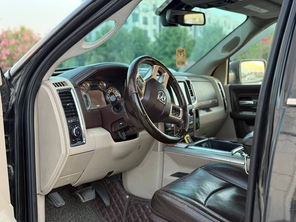 السلام عليكم للبيع دوج رام
مراوس او بيع 
لونك هورن ادشن من النوادر
الوحيده بهل موديل بهل مواصفات
رقم اربيل باسمي  سنويه وهزه جديده
الداخل جوزي و اوف وايت
باب طويل بدي قصير
دوج رام 1500
موديل : 2018
العداد :  120 الف 
المحرك : V8 5.7L .

بصمات 
تبديل ٣ قطع نفس اللون 
جاملغ امامي
وباب السايق 
والباب الخلفي 
وبيها مكان بارد قليل كلش 
بجم كبس 
المواصفات :
* دفع رباعي 4x4. فور ويل
* نقطة عمياء. 
*  كاميرا (360) درجة. 
* لوحة القیادة دیجیتال.
* دوسات جانبية كهربائية.
* المصابيح الأمامية زنون.
* كشافات الضباب زنون. 
* المصابيح الأمامية والمصابيح الخلفية LED. 
* دخول ذكي (بصمة). 
* تشغيل عن بعد.
* مقاعد من الجلد الفاخر جوزي 
* المقاعد كهربائية مع ميموري.
* المقاعد الأمامية تبريد وتدفئة. 
* المقاعد الخلفية تبريد وتدفئة. 
*الستيرن تدفئه 
* شاشة كبيرة 12 أنچ.
* نظام ملاحة نفكيشن GPS.
* حساسات امامية وخلفية.
* سقف فتحه
* مانع تصادم خلفي. 
* مكيف خلفي.
*محدد سرعة.
* ويل كروم قياس 22 انج.
* مرايا كهربائية جانبية من الكروم قابلة للطي كهربائيا.
* الشباك الخلفي كهربائي. 
* المرايا الجانبية تدفئة. 
* غطاء حديد  للصندوق الخلفي .
*رام بوكس (صناديق تخزين جانبيه)
* امكانية تعديل ارتفاع دواسات البنزين والبريك.
* هاند بريك 
* حساسات امامية. 
* مرايا مع خاصية التعتيم الذاتي. 
* مساحات تخزين إضافية 
للاتصال ***********

السعر ٢٢٠

مكان السياره بغداد بغداد, العراق
