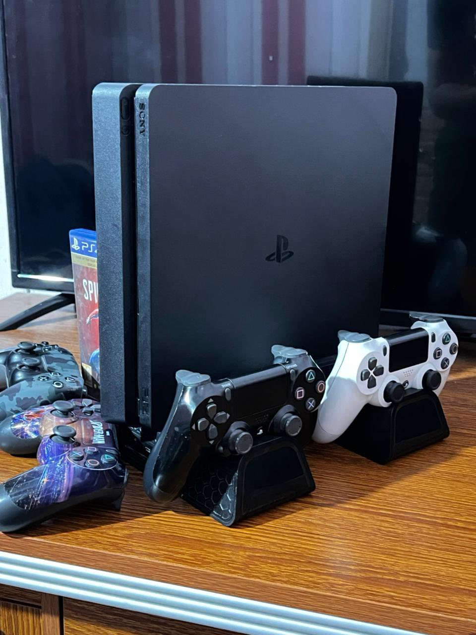 السلام عليكم 
عندي بلي 4 سلم هارد 512
بحالة ممتازة اونلاين مع قاعدة بلي وشحن جوستكات مع جوستكات عدد 4
2 اصليات مال 4 
1 تجارية بلي 4 و 1 بلي 5
مع 6 العاب 
مع يوبي اس حجم 850
للبيع كله مع كافة الملحقات 
بسعر 325 الف 
المكان بغداد حي الجهاد
***********
