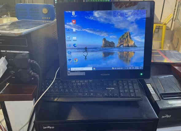 السلام عليكم غراض مطعم للبيع 
ميز ستل ستيل عدد 2 قياس  120*70 السعر 175 
……..
كاشير posbank
وكافة مستلزماته 
بالاضافة لل ubs 
استعمال قليل 
سعره 750
………
حماية كنتاكي نضيفة استعمال قليل مع ميز  السعر 225
للاستفسار الاتصال ***********
