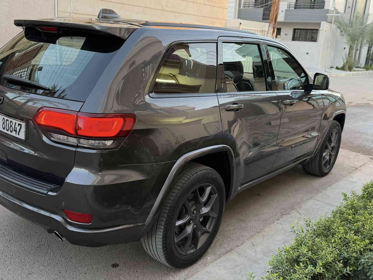 السلام عليكم للبيع جيب كراند شيروكي 2021
ثمانينيهthAnniversary80 من النسخ النادره بالعراق السياره كله مختمه 
السياره فول مواصفات معروفه مواصفات لثمانينيه
📌رادار النقاط العمياء بالمري الجانبيه ولمرايه قابله للطي وقلابه عند الرجوع وتعتيم ذاتي وتدفئه بالجوانب
📌رادار امامي وتحديد مسار وقياده ذاتيه 
📌اوتو ستوب ستارت انجن 
📌حساس امامي وخلفي وجوانب
📌اوتو بارك اصطفاف تلقائي
📌تنبيه الحوادث والفرامل التلقائيه(تنبيه تصادم)
📌شاشه وسطيه 8.4انج الكبيره مع ابل كار بلي وايفاي والكثير من الاوبشنات وشاشه اعطال كبيره
📌مقاعد اماميه تدفئه تبريد والمقاعد الخلفيه تدفئه واكيد المقاعد جلد وكهرباء المقاعد كل الحركات وستيرن تدفئه وكهرباء وخزن ميموري المقاعد
📌صندوق خلفي كهرباء مع حساس فتح 
📌مرايه وسطيه وجوانب تعتيم تلقائي يعني ل3تعتيم
📌 السياره بانوراما ويل السياره حجم 20+ انظمه قياده كثيره
📌كشافات ولايت عالي ناصي عدسات زينون
📌السياره مسويله سرفس كامل قبل ايام صدر كله جديد تايرات جديده بانزين كله سوبر ومحسن ذاب عليه 15ورقه صيانه حتى كل الزيوت مبدله بيه تاخذها متذب عليه ربع 
📌السياره حادثه خلفي شويه من الجاملغ وقبغ الجنطه وبالعراق بيها ضربه بالصفحة الخلفيه الثانيه بدون  دواخل بدون ايربالك يعني السياره بجمها كبس 
السياره رقم بغداد انكليزي الجديد باسمي مكان السياره غزاليه 
‏***********
