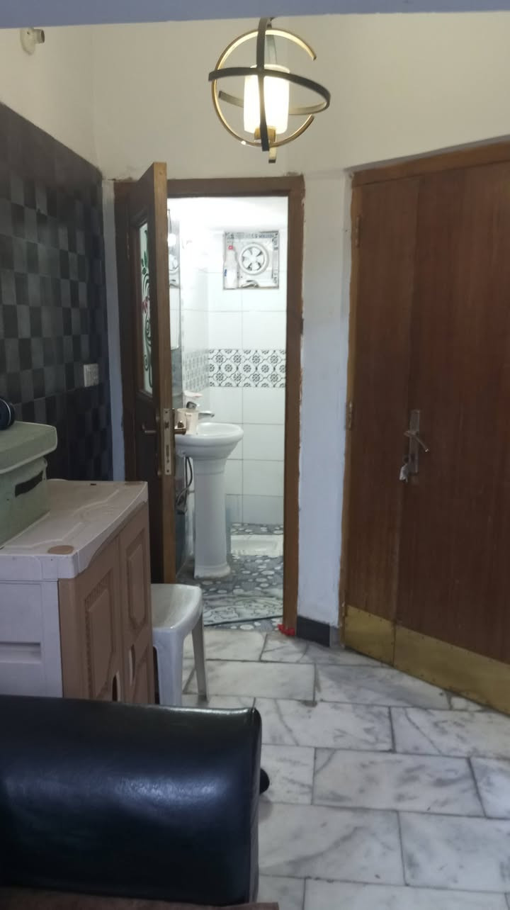 دار 105 متر مربع ثلاث طوابق البلديات/العلماء سادس فرع بعد حوانيت الجيش وثالث فرع قبل المصرف يحتوي على كراج وصاله وحمام ومرافق ضيوف وغرفة عاءله ومطبخ مع الكاونترات وحمام ومرافق صحيه +خمس غرف نوم وحمام في الطابقين الاول والثاني حالة الدار جيده لا تحتاج لاي صرف وصيانه أرضية الطابق الارضي مرمر والطوابق العليا سيراميك الابواب والشبابيك  صاج والمنيوم وpvc الحمامات والمطبخ سيراميك السعر 325 مليون قابل للتفاوض بعد المعاينة 
***********/واتساب
